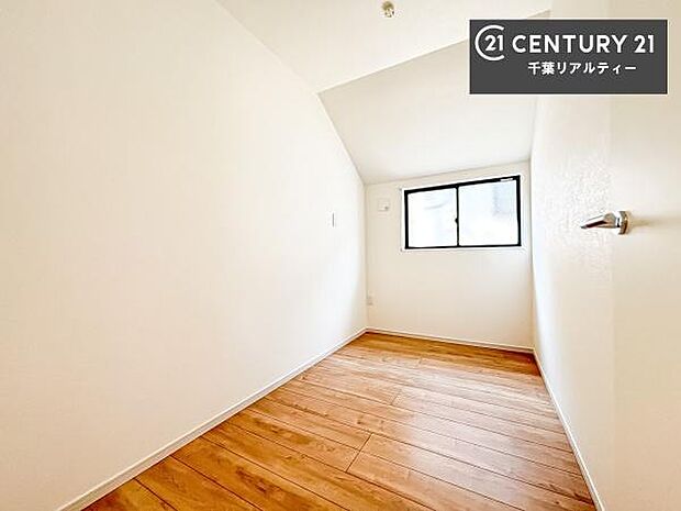 優しい光が差し込む洋室は、朝の目覚めも気持ちが良さそうですね。おうち時間もゆったりと過ごすことができます。