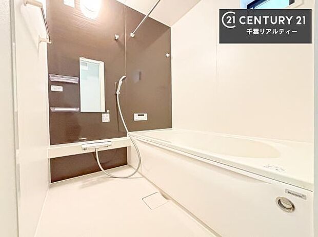 落ち着きある大人の雰囲気のバスルームは、味が出ていてバスタイムが充実！お仕事頑張っているご褒美にお好みの匂いの入浴剤を入れて、楽しんでみてはいかがでしょうか？