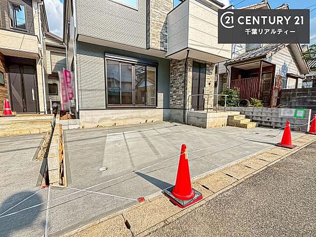 駐車スペースは2台分あります！セカンドカーはもちろん、バイクや自転車なども置き場所に困りません。