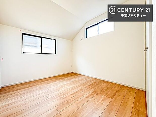 2面採光を確保した明るい室内は、風通しも良く、明るく大変居心地の良い空間となっております。リラックスして過ごせる心地の良いお部屋です！