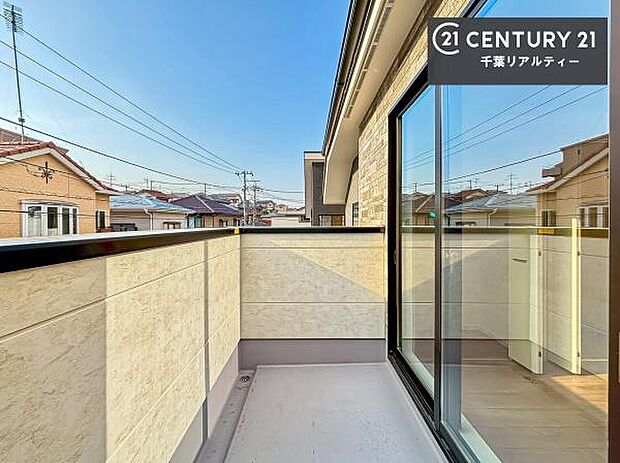 落ち着きある住宅街です！周囲には高い建物がなく、空が広く開放感があり、陽当たりを大きく遮られることもありません！気持ちの良い風が通り抜ける街並みです！