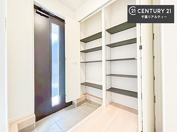 シューズボックス付きなので、玄関が片付きお掃除がしやすいです!スッキリした玄関で戸を開けた瞬間、清潔感のある心地いい空間が出迎えてくれます。