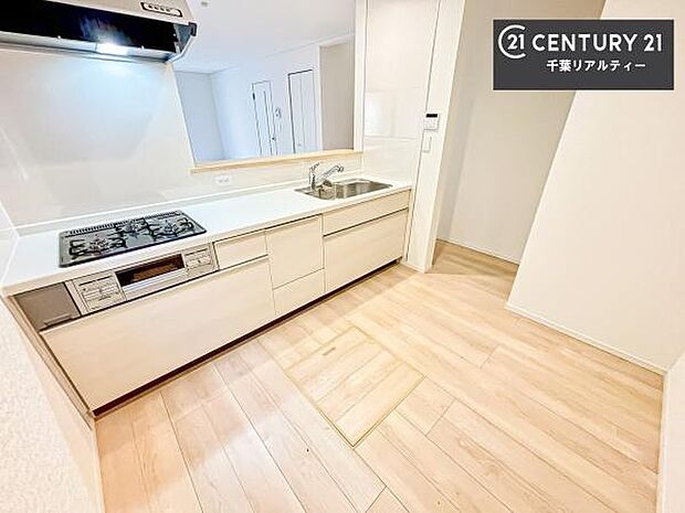 ゆとりある調理スペースで作業がしやすい快適なキッチンです!お子様と一緒にお菓子造りも楽しめる広々スペースです。楽しい調理時間になりそうですね!