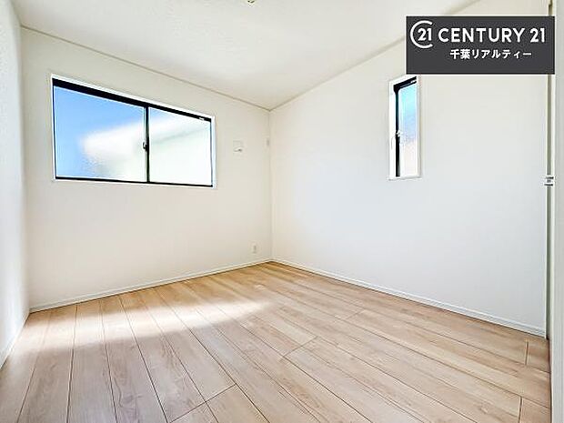 2面採光を確保した明るい室内は、風通しも良く、明るく大変居心地の良い空間となっております。リラックスして過ごせる心地の良いお部屋です!朝の目覚めがスッキリしますね!