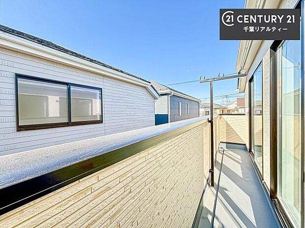 晴れた日には青い空を見渡せる開放的な時間を楽しめます。気持ちの良い風が通り抜ける街並みです!