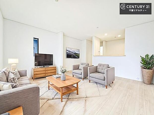 家具はCGパースです。心地良いリビングは家族が自然と集まります。家族団欒の時間が増えそうです。ご家族と、より一層充実した時間を過ごせそうですね。