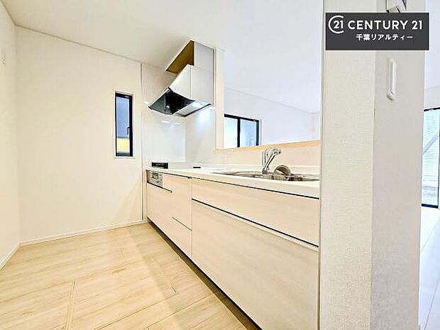 壁付けキッチンを採用することで、リビング・ダイニングを広く使える間取りになっています。