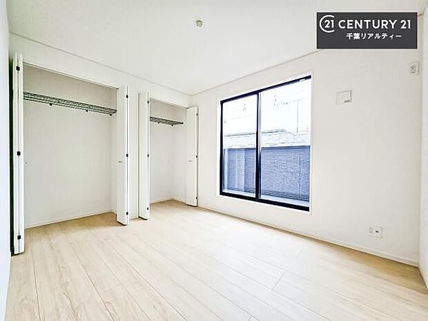 バルコニーへ面した洋室なので天気のいい日はバルコニーへ出てリフレッシュするのもいいですね！充実したプライベートタイムが送れる洋室！陽当たり、風通し良好です。