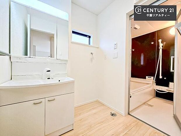 三面鏡仕様の洗面所は、身だしなみがしやすい造り！裏は収納になっています。ドライヤーやお化粧道具を片付けられるので洗面台周りをスッキリと見せることが出来ます！