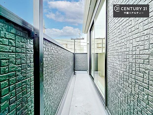 陽当たりの良いバルコニーで、お洗濯物もよく乾きそうですね！お天気の良い日にはバルコニーへ出てリフレッシュするのも気持ちよさそうです。