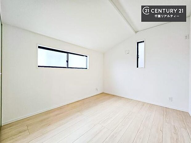 2面採光を確保した明るい室内は、風通しも良く、明るく大変居心地の良い空間となっております。リラックスして過ごせる心地の良いお部屋です！朝の目覚めがスッキリしますね！