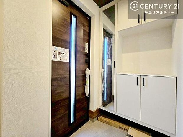 玄関収納が充実しているので、玄関周りがスッキリ片付き来客時に靴の置き場に困りません！