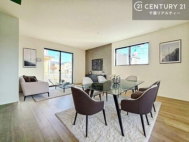 家具はCGパースです。大切な家族が集まるからこそLDKにはこだわりたい。子供たちが元気に笑いながら走り回っている姿を見た時が「広い家にして良かった」と思う瞬間です。