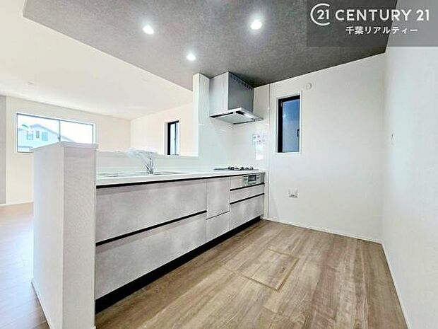 大人気の対面式システムキッチンを採用しています！ご家族のコミュニケーションが自然と増える設計です。お子様にも目が届くので嬉しいですね！広々使えて快適で作業が進みます。