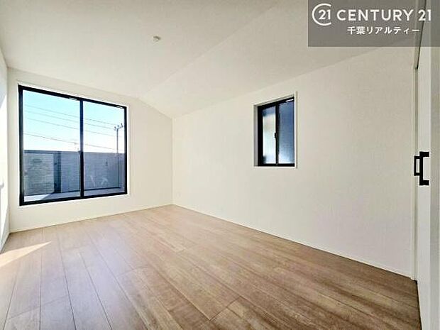 優しい光が差し込む洋室は、朝の目覚めも気持ちが良さそうですね。おうち時間もゆったりと過ごすことができます。優しい色合いのフローリングがどんな家具にもマッチします！