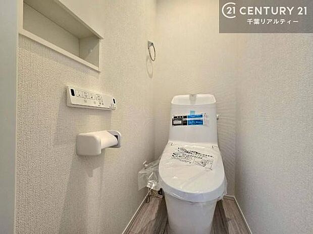 温水洗浄便座につき、冬場は便座が暖かくできるので冷たい便座に座らずに済む嬉しい仕様です！シンプルなカラーを基調としているので、お手入れがしやすいです。