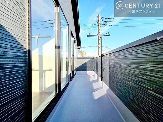 2部屋から出入りできる、開放感のある広々バルコニー。毎日の洗濯やちょっとした外時間にも便利です！