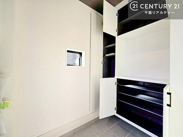 玄関収納が充実しているので、玄関周りがスッキリ片付き来客時に靴の置き場に困りません！