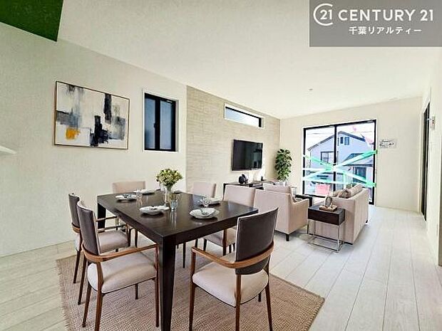 家具はCGパースです。大切な家族が集まるからこそLDKにはこだわりたい。子供たちが元気に笑いながら走り回っている姿を見た時が「広い家にして良かった」と思う瞬間です。