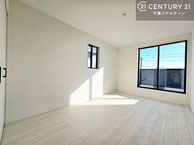 優しい光が差し込む洋室は、朝の目覚めも気持ちが良さそうですね。おうち時間もゆったりと過ごすことができます。優しい色合いのフローリングがどんな家具にもマッチします！