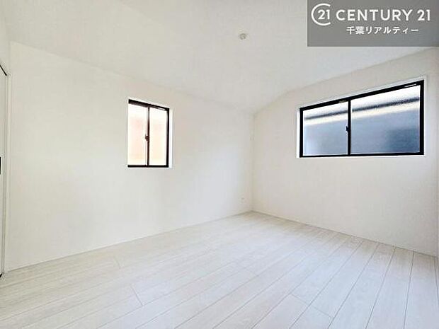 掃き出し窓がないお部屋は、お子様のお部屋としても安心です！収納スペースも充実しているので散らかったお部屋をサッと片付けられます！