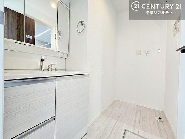 三面鏡仕様の洗面所は、身だしなみがしやすい造り！裏は収納になっています。ドライヤーやお化粧道具を片付けられるので洗面台周りをスッキリと見せることが出来ます！