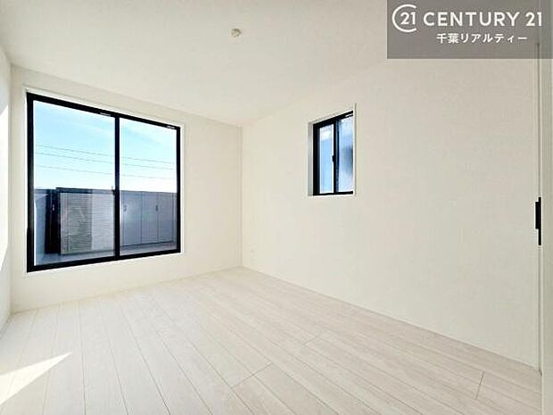 2面採光を確保した明るい室内は、風通しも良く、明るく大変居心地の良い空間となっております。リラックスして過ごせる心地の良いお部屋です！