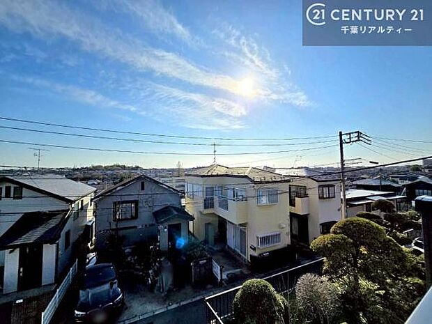 落ち着きある住宅街です！周囲には高い建物がなく、空が広く開放感があり、陽当たりを大きく遮られることもありません！気持ちの良い風が通り抜ける街並みです！