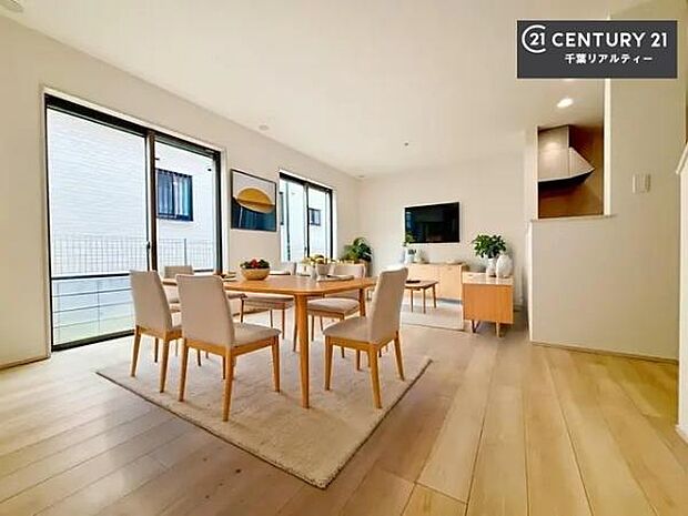 家具はCGパースです。心地良いリビングは家族が自然と集まります。家族団欒の時間が増えそうです。ご家族と、より一層充実した時間を過ごせそうですね。