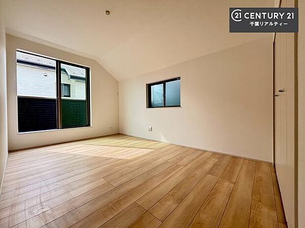 優しい光が差し込む洋室は、朝の目覚めも気持ちが良さそうですね。おうち時間もゆったりと過ごすことができます。優しい色合いのフローリングがどんな家具にもマッチします!