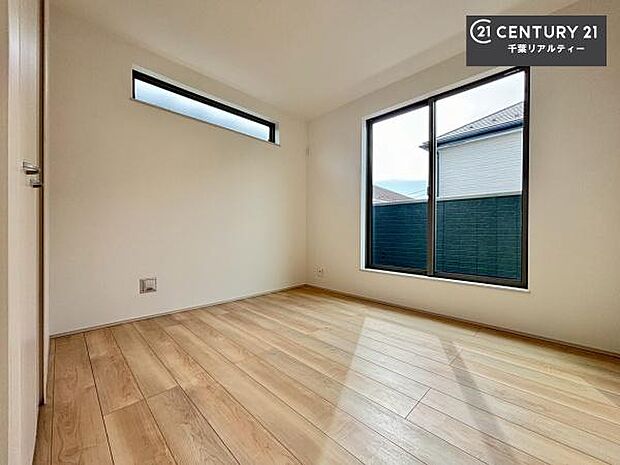 バルコニーへ面した洋室なので天気のいい日はバルコニーへ出てリフレッシュするのもいいですね!充実したプライベートタイムが送れる洋室!陽当たり、風通し良好です。