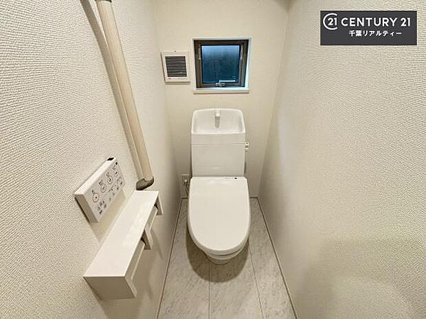 1・2階にトイレがございます!朝の忙しい時間帯も待たずにすみそうですね。白を基調とした清潔感のあるトイレでお手入れがしやすいです!