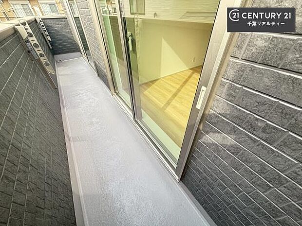 広々としたバルコニーで一日の始まりをスタート!お洗濯ものをたっぷり気持ちよく干せます!