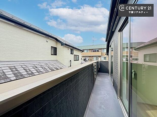 晴れた日には青い空を見渡せる開放的な時間を楽しめます。気持ちの良い風が通り抜ける街並みです!