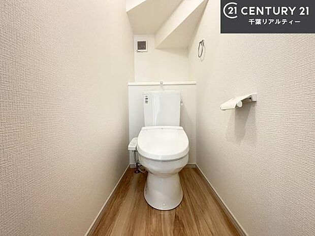 清潔感のある色味のお手洗いです！さわやかでスッキリする空間です！白を基調としているので、お手入れがしやすいトイレです！