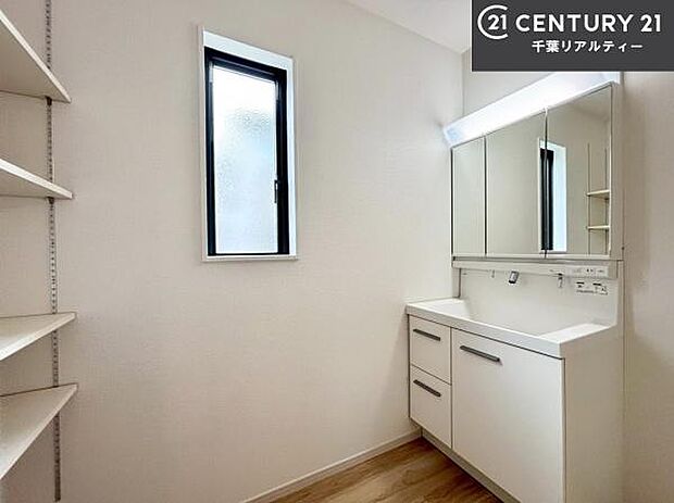 小窓付きの明るい洗面室です！湿気もすぐに入れ替えができて清潔に保つことができます！自然光が差し込むのでお化粧の仕上がりも良くなりますね！