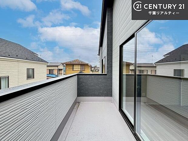 陽当たり良好なバルコニーです！晴れた日には青い空を見渡せる開放的な時間を楽しめます。