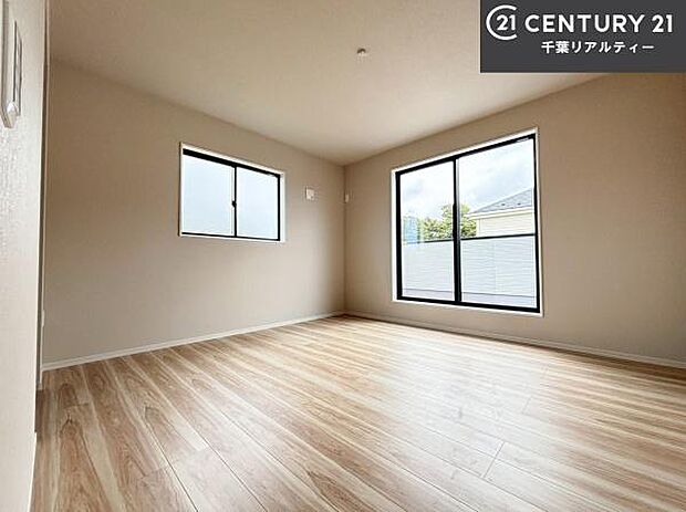 2面採光を確保した明るい室内は、風通しも良く、明るく大変居心地の良い空間となっております。リラックスして過ごせる心地の良いお部屋です！朝の目覚めがスッキリしますね！