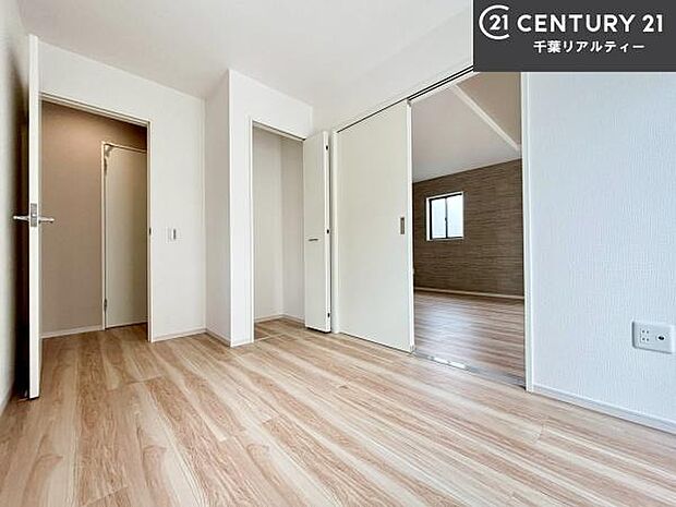 リビングと隣接した洋室です！家事の休憩スペースやキッズスペースとして活用するのもよさそうですね！