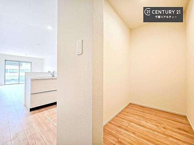 パントリー付き！お米や飲料水、食材のストックもスッキリ整頓することができます！是非現地でお確かめください。