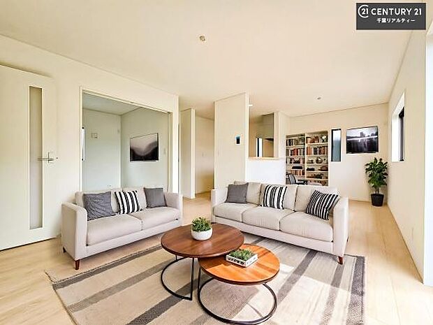 家具はCGパースです。大きな窓からたっぷりの陽ざしが入る明るいリビング。開放感のあるリビングで家族団らんのくつろぎの時間を過ごせます！