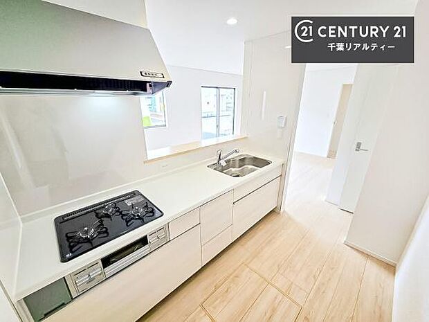 ゆとりある調理スペースで作業がしやすい快適なキッチンです！お子様と一緒にお菓子造りも楽しめる広々スペースです。楽しい調理時間になりそうですね！