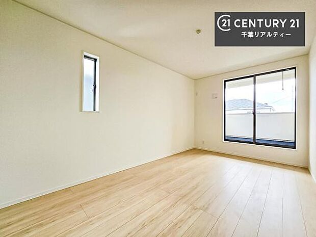 バルコニーへ面した洋室なので天気のいい日はバルコニーへ出てリフレッシュするのもいいですね！充実したプライベートタイムが送れる洋室！陽当たり、風通し良好です。