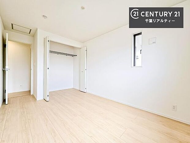 収納スペースがしっかり確保されているため、おもちゃや学用品もサッと片付き、いつでもスッキリ。綺麗な空間が保てます！