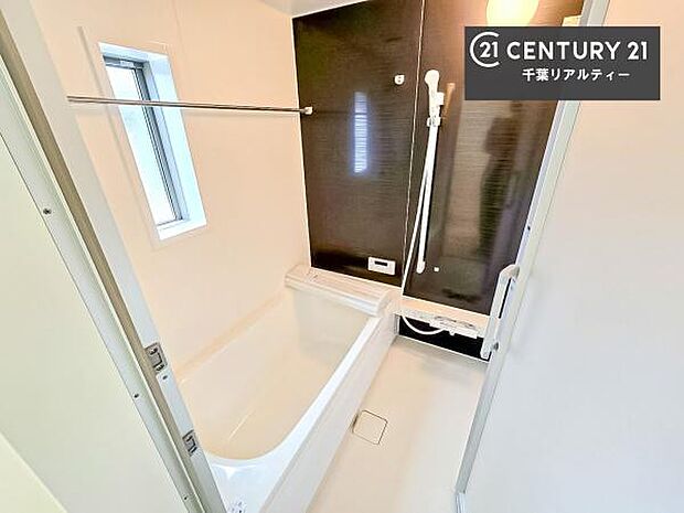 落ち着きある大人の雰囲気のバスルームは、味が出ていてバスタイムが充実！お仕事頑張っているご褒美にお好みの匂いの入浴剤を入れて、楽しんでみてはいかがでしょうか？