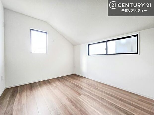 掃き出し窓がないお部屋は、お子様のお部屋としても安心です！収納スペースも充実しているので散らかったお部屋をサッと片付けられます！