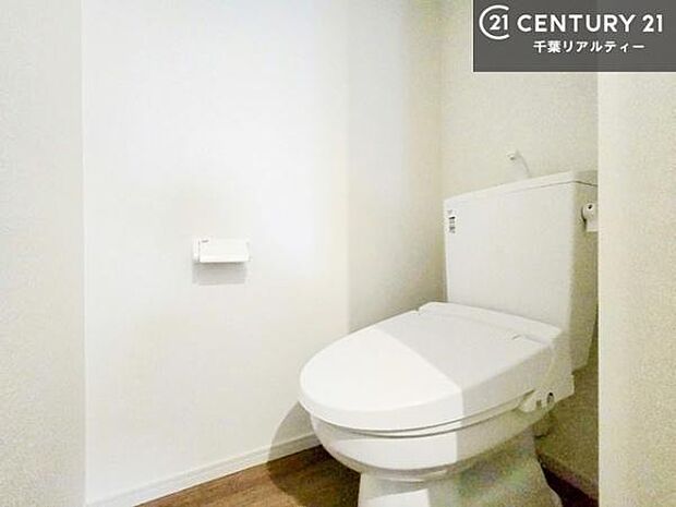 1・2階にトイレがございます！朝の忙しい時間帯も待たずにすみそうですね。白を基調とした清潔感のあるトイレでお手入れがしやすいです！