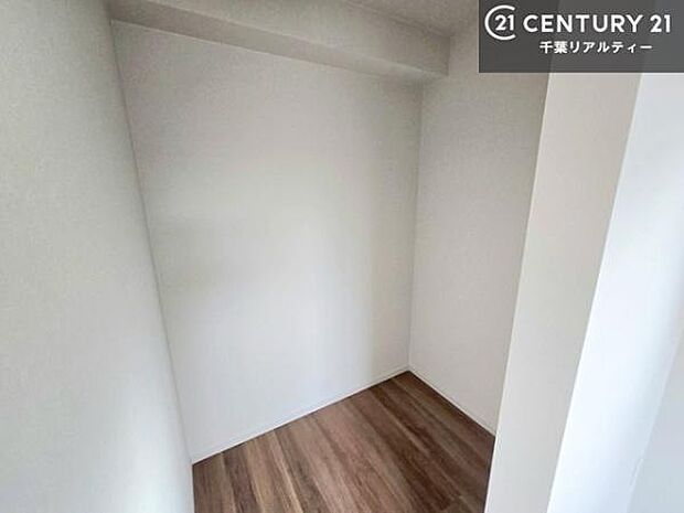 ウォークインクローゼット付きです。たくさんのお洋服などを収納しておけそうですね！他にも扇風機や加湿器など季節物の大きな家電も収納できます。