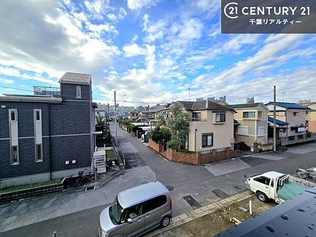 晴れた日には青い空を見渡せる開放的な時間を楽しめます。気持ちの良い風が通り抜ける街並みです！