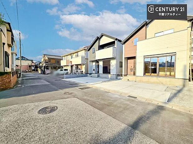 スーパーやコンビニ、教育施設がそろう暮らしやすい環境。買い物や通学に便利なだけでなく、公園も近く、家族みんなが安心して過ごせる周辺環境が整っています。日々の生活がより快適に、豊かに広がります。